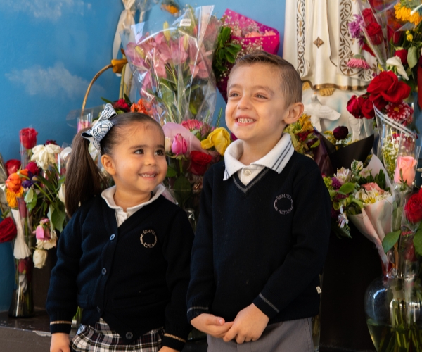 Alumnos de preescolar Everest Chihuahua frente a imagen de la Virgen María
