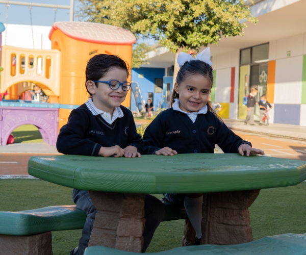 Alumnos en patio de preescolar Everest Chihuahua