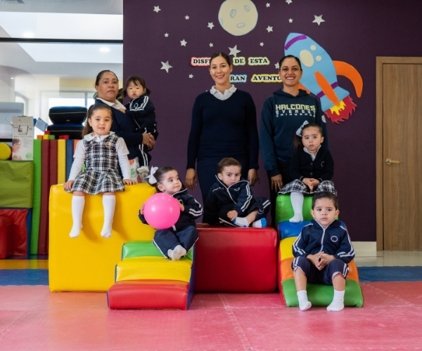 Maestras y alumnos de preescolar Everest Chihuahua