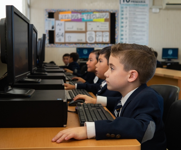 Alumnos de primaria Everest Chihuahua en clase de computación