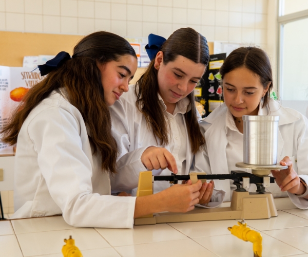 Alumnas de secundaria Everest Chihuahua en clase de ciencias
