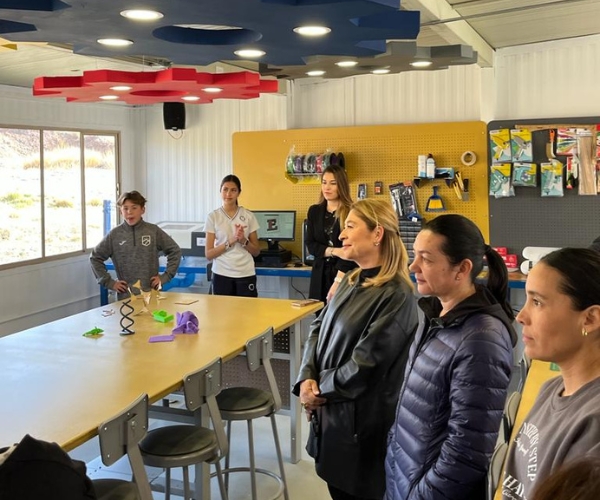 Alumnos de secundaria Everest Chihuahua en clase de STEM