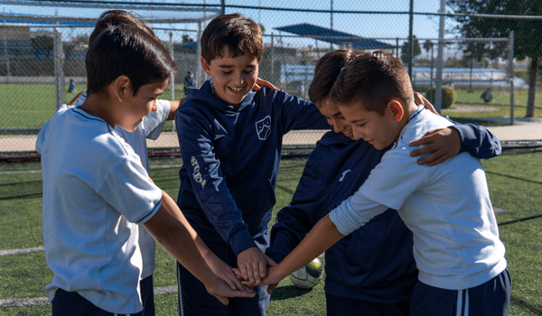 Alumnos de primaria en canchas de fútbol